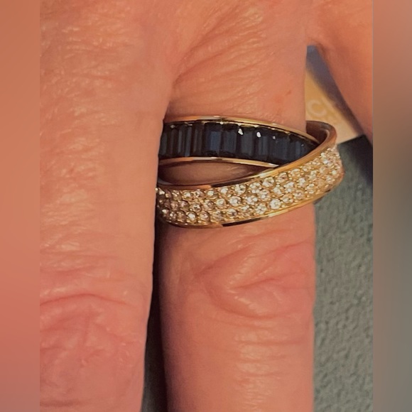 MICHAEL KORS CROSSOVER RING(S) NWT Sz 7 DARK BLUE/WHT PAVÉ CRYSTALS GOLD TONE - Picture 4 of 7